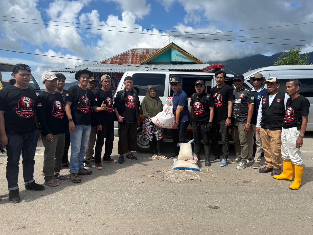 AMKBS bersama Wakil Ketua DPRD Agam menyerahkan bantuan untuk korban galodo di Malalak (Foto: Rahmat Hidayat)